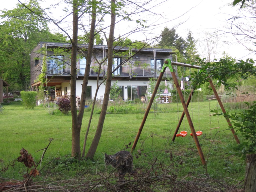 maison écologique bois jardin balançoire