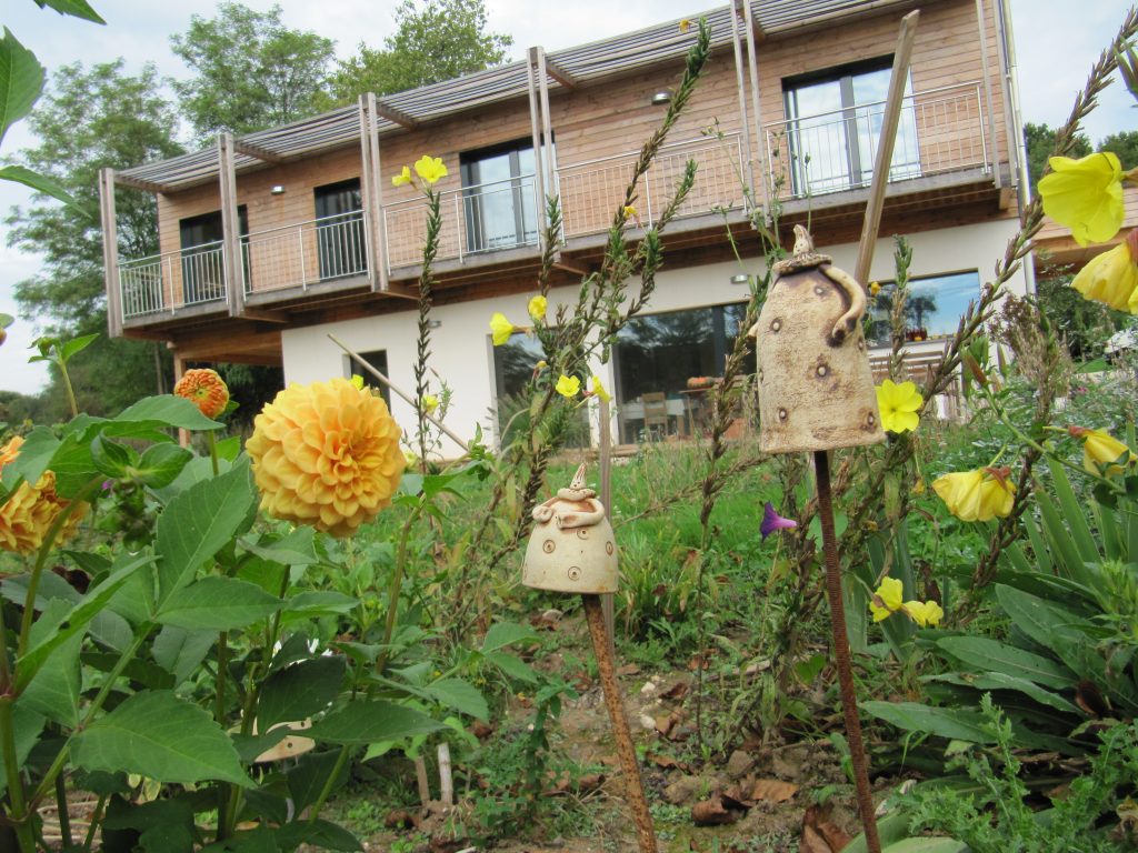 maison écologique fleurs bois