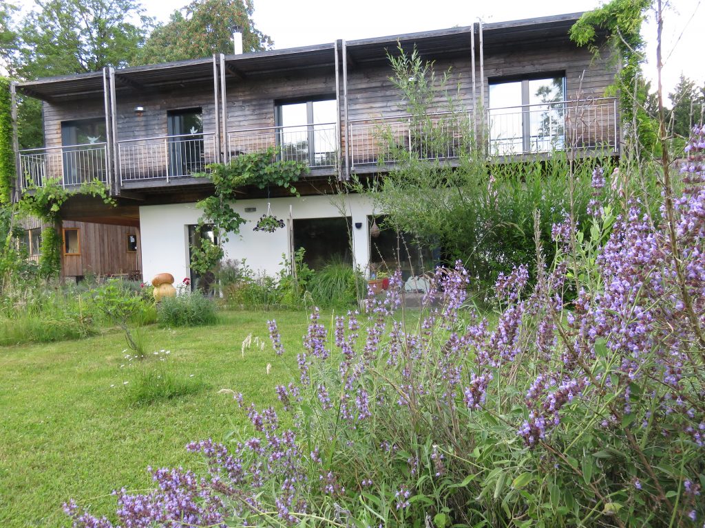 Maison écologique jardin bio